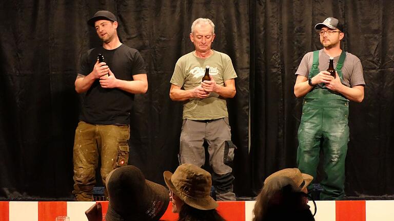 Die Baustelle an der Horhäuser Bütt ist ihnen ziemlich wurscht: Stefan, Karl und Andreas Matzke fröhnten als Bauarbeiter vor allem dem Bier.