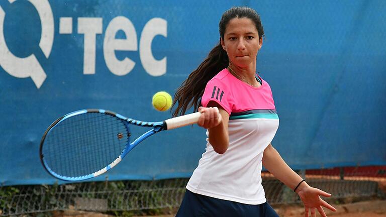 Lea Yaman (im Bild, SB Versbach) ist neben Ann-Katrin Inderthal (Weiß-Blau Würzburg) die einzige aus der Region, die bei den Würzburger Frauen-Tennismeisterschaften am Wochenende aufschlägt.