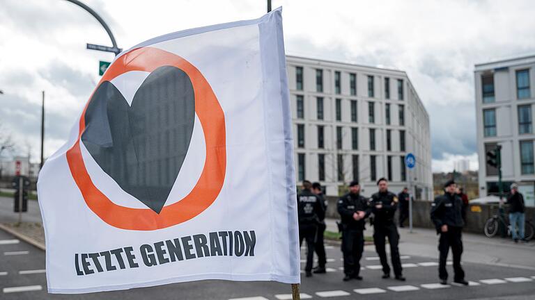 Letzte Generation - Demonstration in Regensburg       -  Die Generalstaatsanwaltschaft München ermittelt wegen des Verdachts der Bildung einer kriminellen Vereinigung gegen Mitglieder der Letzten Generation. (Archivbild)