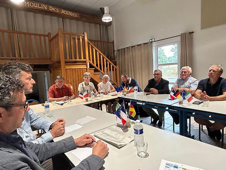 Auch professioneller Austausch durfte nicht fehlen: Gemeinsam besprach man mit den Vertretern aus Frankreich und Italien, wie es mit der Partnerschaft weiter geht und für welchen Zeitraum nächstes Jahr die Reise nach Villorba/Italien geplant wird. Auch professioneller Austausch durfte nicht fehlen: Gemeinsam besprach man mit den Vertretern aus Frankreich und Italien, wie es mit der Partnerschaft weiter geht und für welchen Zeitraum nächstes Jahr die Reise nach Villorba/Italien geplant wird.
