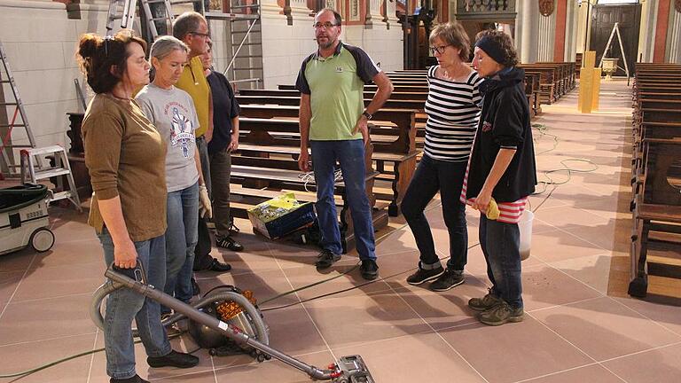 Zur Vorbereitung auf den Tag der Wiedereröffnung der Mauritiuskirche putzten freiwillige Helfer das Gotteshaus in Wiesentheid nochmal gründlich.