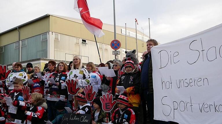 'Ich will wieder zu den Wölfen, zurück an den Spielfeldrand' sangen die Fans der Kissinger Wölfe bei einer Demo, die sie kurzfristig für den Sonntagnachmittag angesetzt hatten. Es war ihr Abschiedslied, ein Abgesang auf den Eishockeysport in Bad Kissingen.Heike Beudert       -  'Ich will wieder zu den Wölfen, zurück an den Spielfeldrand' sangen die Fans der Kissinger Wölfe bei einer Demo, die sie kurzfristig für den Sonntagnachmittag angesetzt hatten. Es war ihr Abschiedslied, ein Abgesang auf den Eishockeysport in Bad Kissingen.Heike Beudert