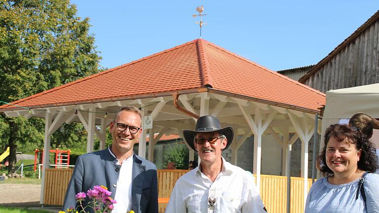 Bürgermeister  Mario Götz, Ortssprecher Paul Bieber und Allianzmanagerin Kissinger Bogen, Stephanie Kunder, vor dem neuen Pavillon im alten Schulgarten bei der Eröffnung.                Im Anschluss fand ein kleines fest statt. Foto: Hilmar Ruppert       -  Bürgermeister  Mario Götz, Ortssprecher Paul Bieber und Allianzmanagerin Kissinger Bogen, Stephanie Kunder, vor dem neuen Pavillon im alten Schulgarten bei der Eröffnung.                Im Anschluss fand ein kleines fest statt. Foto: Hilmar Ruppert