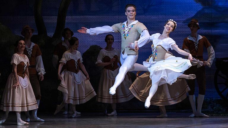 Die Tänzerinnen und Tänzer des Ukrainian Classical Ballets begeisterten im Evangelischen Gemeindehaus mit 'Giselle'.