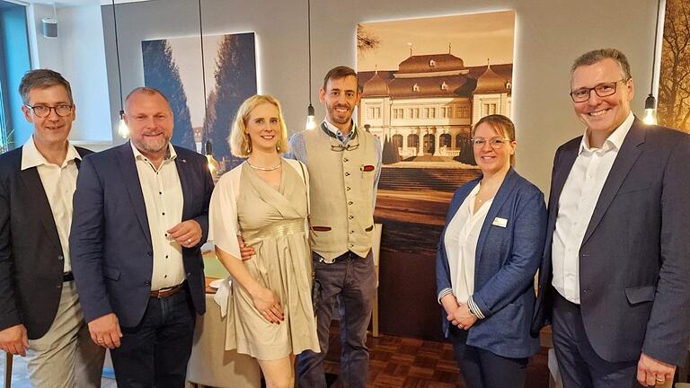 Erinnerungsfoto von der Eröffnungsfeier der 'Büttnerstuben' in den Mainfrankensälen (von links): Würzburgs Oberbürgermeister Chstian Schuchardt, Landrat Thomas Eberth, Pia und Michael Schloßareck, Mainfrankensäle GmbH-Geschäftsführerin Claudia Köhler und Bürgermeister Jürgen Götz Erinnerungsfoto von der Eröffnungsfeier der 'Büttnerstuben' in den Mainfrankensälen (von links): Würzburgs Oberbürgermeister Chstian Schuchardt, Landrat Thomas Eberth, Pia und Michael Schloßareck, Mainfrankensäle GmbH-Geschäftsführerin Claudia Köhler und Bürgermeister Jürgen Götz