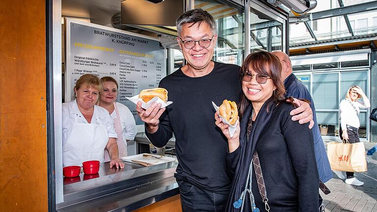 Mike Wong und seine Frau halten die allerletzten Geknickten der Familie Knüpfing in der Hand. Die Brötchen musste Wong in einer Bäckerei holen.&nbsp;