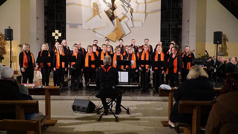 Der moderne Chor 'ma so ma so' beim Weihnachtskonzert in der Schutzengelkirche in Gräfendorf, vorne am Keyboard Leiter Peter Silberbach