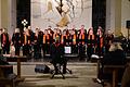 Der moderne Chor 'ma so ma so' beim Weihnachtskonzert in der Schutzengelkirche in Gräfendorf, vorne am Keyboard Leiter Peter Silberbach