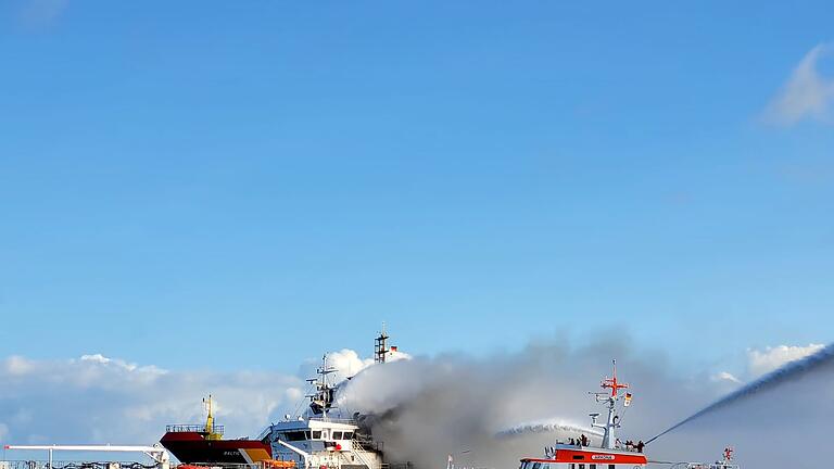 Öltanker brennt vor Kühlungsborn - Ein Großaufgebot von Einsatzkräften war am brennenden Tanker „Annika” im Einsatz. Öltanker brennt vor Kühlungsborn - Ein Großaufgebot von Einsatzkräften war am brennenden Tanker „Annika” im Einsatz.