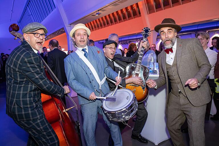 Die Entertainer der 'Freaky Blinders' unterhielten die rund 700 Gäste aus der ganzen Region beim Neujahrsempfang in Würzburg. Die Entertainer der 'Freaky Blinders' unterhielten die rund 700 Gäste aus der ganzen Region beim Neujahrsempfang in Würzburg.