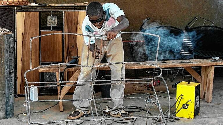 Im Künstlerzentrum Centre Lukaré in Ouagadougou in Burkina Faso werden Designer-Möbel für den Fairen Handel hergestellt. Jetzt sind sie im Weltladen in der Plattnerstraße zu sehen.