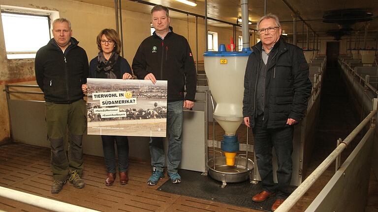 Landwirt Walter Pfeufer, Kreisbäuerin Cäcilie Werner, Kreisobmann Klaus Merkel und BBV-Geschäftsführer Manfred Kraus (von links) mit dem Plakat „Nein zu Mercosur. Essen aus Bayern“.