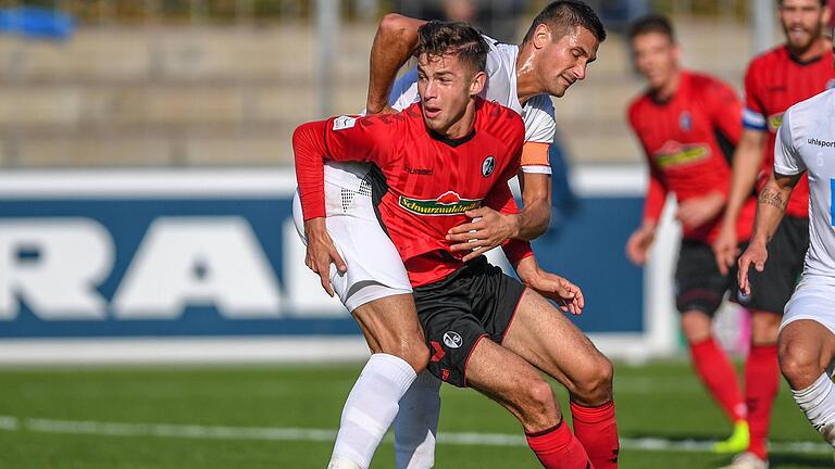 Wechselt zu den Würzburger Kickers: Angreifer Marvin Pieringer (vorne) kommt vom SC Freiburg II.