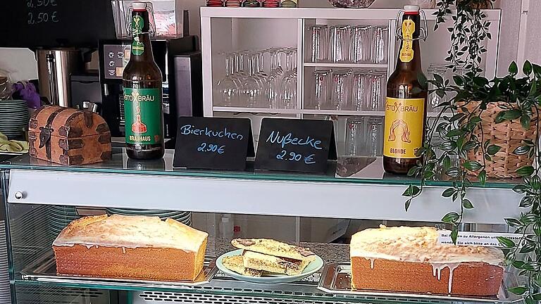 Im Café gibt es Kuchen und Torten aus der hauseigenen Backstube. Im Café gibt es Kuchen und Torten aus der hauseigenen Backstube.