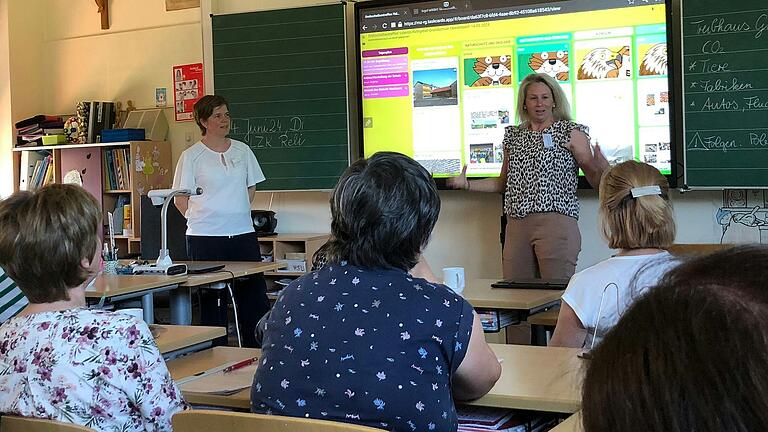 Alle zertifizierten Rhöner BiosphärenSchulen aus Bayern, Hessen und Thüringen waren zum Drehscheibe-Treffen an die Valentin-Rathgeber-Grundschule Oberelsbach eingeladen. Anhand einer digitalen Pinnwand erläuterten die Lehrerinnen Manuela Schroll und Marion Breitenbach den Gästen, welche Vorzeige-Projekte Grundschule und Hort im Bereich Konsum, Ernährung, Soziales und Ökologie unternehmen. Alle zertifizierten Rhöner BiosphärenSchulen aus Bayern, Hessen und Thüringen waren zum Drehscheibe-Treffen an die Valentin-Rathgeber-Grundschule Oberelsbach eingeladen. Anhand einer digitalen Pinnwand erläuterten die Lehrerinnen Manuela Schroll und Marion Breitenbach den Gästen, welche Vorzeige-Projekte Grundschule und Hort im Bereich Konsum, Ernährung, Soziales und Ökologie unternehmen.