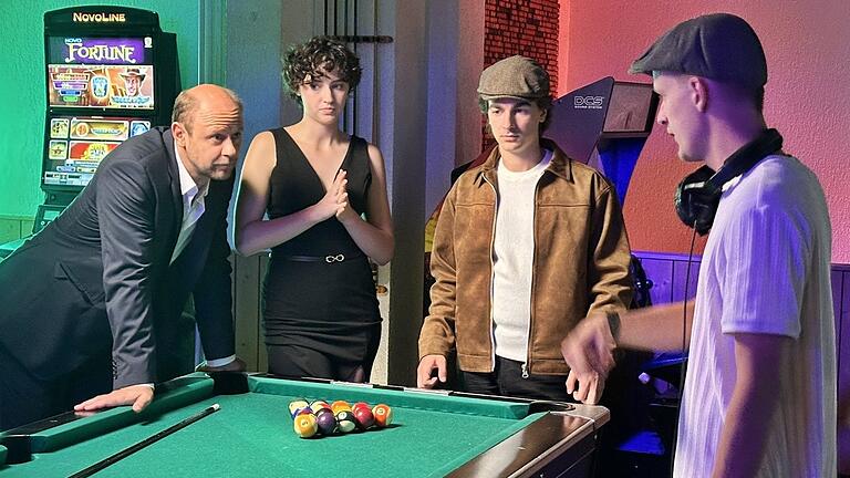 Vorbesprechung für die Szene im Spielcasino der Stadtsaal-Lichtspiele in Bad Königshofen mit (von links) Moritz Führmann, Carlotta Pahl, Paolo Möller und Regisseur Nils Arbes. Vorbesprechung für die Szene im Spielcasino der Stadtsaal-Lichtspiele in Bad Königshofen mit (von links) Moritz Führmann, Carlotta Pahl, Paolo Möller und Regisseur Nils Arbes.