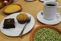 Aus Hülsenfrüchten können auch süße Kuchen gebacken werden. Hier zum Beispiel ein saftiger Schoko-Brownie mit Bohnen oder ein Apfel-Muffin mit Kichererbsenmehl.