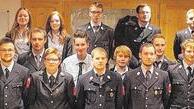 49 neue Truppführer für Feuerwehren im Landkreis ausgebildet - (hof) Die Ausbildung zum Truppführer haben 49 Feuerwehrleute im Ausbildungszentrum der Kreisbrandinspektion in Niederwerrn absolviert. Theorie und Praxis des Feuerlöschwesens und der technischen Hilfeleistung standen während der 185 Stunden umfassenden Grundausbildung auf ihrem Programm, in das sie Kreisbrandinspektor Peter Hauke (links) und sein Ausbilderteam mit den Kreisbrandmeistern Horst Klopf, Reinhold Achatz, Walfried Fröhr und Thomas Heffels unterwiesen hatten. Angefangen von den Rechtsgrundlagen über das richtige Verhalten an der Einsatzstelle und richtiges Löschverhalten bis hin zum Katastrophenschutz erhielten die Teilnehmer einen Blick in das Leistungsspektrum der Feuerwehren. Fachkreisbrandmeister Ralf Weippert gab einen Einblick in den Umgang mit dem neuen Digitalfunk. Bei der Zeugnisübergabe nach der schriftlichen Prüfung betonte Hauke, dass dieser Lehrgang auf den Alltag in einer Freiwilligen Feuerwehr vorbereiten soll. Die Ausbildung erfolgreich absolviert haben im Lehrgang I: Markus Oschmann (Pfändhausen); Tobias Hauser, Carina Weißenseel, Marcel Wirsching (Stammheim); Luis Gumpert, Michael Treutlein, Fabian Ziegler (Schnackenwerth); Andreas Neeb (Schleerieth); Andreas Palino, Moritz Rumpel, Stefan Schäfer (Schraudenbach); Stefan Schmitt (Röthlein); Florian Deuber, Thomas Ebert, Florian Götzendörfer, Jochen Mai, Jan Werner (Schonungen); Florian Gockler (Schwebheim); Frank Benkert, Daniel Schraut (Waigolshausen); Julian Schmitt (Üchtelhausen). Im Lehrgang II waren erfolgreich: Benedikt Eusemann, Mario Kneuer (Bergrheinfeld); Benjamin Schmitt, Michael Solf, Sebastian Stapf (Donnersdorf); Nicole Hart, Sebastian Hart, Johanna Riegler, Markus Seuffert (Werneck); Noah Katzenberger, Jan Klingl, Franziska Vay, Jochen Vay, Michael Vay (Vasbühl); Ivo Hauer, Oliver Müller, Andreas Werner (Poppenhausen); Jan Assel, Jascha März, Andreas Schmee (Röthlein); Dennis Bayersdörfer, Florian Müller (Hausen); Barbara Hauber (Mainberg); Luis Friedrich, Thomas Gold, Pascal Göpfert, Bastian Seufert (Theilheim). 49 neue Truppführer für Feuerwehren im Landkreis ausgebildet - (hof) Die Ausbildung zum Truppführer haben 49 Feuerwehrleute im Ausbildungszentrum der Kreisbrandinspektion in Niederwerrn absolviert. Theorie und Praxis des Feuerlöschwesens und der technischen Hilfeleistung standen während der 185 Stunden umfassenden Grundausbildung auf ihrem Programm, in das sie Kreisbrandinspektor Peter Hauke (links) und sein Ausbilderteam mit den Kreisbrandmeistern Horst Klopf, Reinhold Achatz, Walfried Fröhr und Thomas Heffels unterwiesen hatten. Angefangen von den Rechtsgrundlagen über das richtige Verhalten an der Einsatzstelle und richtiges Löschverhalten bis hin zum Katastrophenschutz erhielten die Teilnehmer einen Blick in das Leistungsspektrum der Feuerwehren. Fachkreisbrandmeister Ralf Weippert gab einen Einblick in den Umgang mit dem neuen Digitalfunk. Bei der Zeugnisübergabe nach der schriftlichen Prüfung betonte Hauke, dass dieser Lehrgang auf den Alltag in einer Freiwilligen Feuerwehr vorbereiten soll. Die Ausbildung erfolgreich absolviert haben im Lehrgang I: Markus Oschmann (Pfändhausen); Tobias Hauser, Carina Weißenseel, Marcel Wirsching (Stammheim); Luis Gumpert, Michael Treutlein, Fabian Ziegler (Schnackenwerth); Andreas Neeb (Schleerieth); Andreas Palino, Moritz Rumpel, Stefan Schäfer (Schraudenbach); Stefan Schmitt (Röthlein); Florian Deuber, Thomas Ebert, Florian Götzendörfer, Jochen Mai, Jan Werner (Schonungen); Florian Gockler (Schwebheim); Frank Benkert, Daniel Schraut (Waigolshausen); Julian Schmitt (Üchtelhausen). Im Lehrgang II waren erfolgreich: Benedikt Eusemann, Mario Kneuer (Bergrheinfeld); Benjamin Schmitt, Michael Solf, Sebastian Stapf (Donnersdorf); Nicole Hart, Sebastian Hart, Johanna Riegler, Markus Seuffert (Werneck); Noah Katzenberger, Jan Klingl, Franziska Vay, Jochen Vay, Michael Vay (Vasbühl); Ivo Hauer, Oliver Müller, Andreas Werner (Poppenhausen); Jan Assel, Jascha März, Andreas Schmee (Röthlein); Dennis Bayersdörfer, Florian Müller (Hausen); Barbara Hauber (Mainberg); Luis Friedrich, Thomas Gold, Pascal Göpfert, Bastian Seufert (Theilheim).