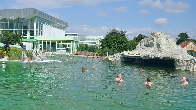 Der Naturheilwassersee an der Frankentherme in Bad Königshofen ist deutschlandweit bislang einmalig. Der Grund ist das reine Mineralheilwasser der Regiusquelle, die vollbiologische Wasseraufbereitung und kein Chlorzusatz. Der Naturheilwassersee an der Frankentherme in Bad Königshofen ist deutschlandweit bislang einmalig. Der Grund ist das reine Mineralheilwasser der Regiusquelle, die vollbiologische Wasseraufbereitung und kein Chlorzusatz.