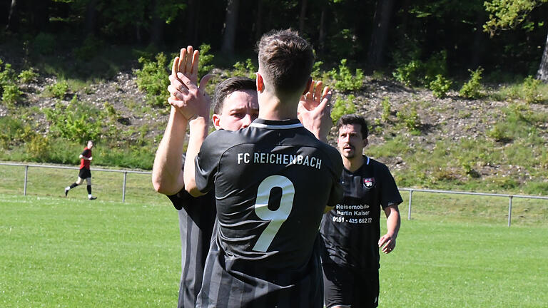 Rhöner Ballgeflüster       -  Auf unserem Bild feiert der FC Reichenbach seinen Torschützen Lukas Borst (vorne), der beim 2:1-Sieg über die DJK Salz/Mühlbach den führungstreffer der Teutonen erzielte.