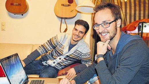 Emotionaler Rückblick: Jonathan Steinhardt und Viktor Toth (hinten) lassen am Laptop bei ihrem Vortrag im kleinen Kursaal der Frankentherme noch einmal die Erinnerungen an ihr freiwilliges Jahr wach werden. Emotionaler Rückblick: Jonathan Steinhardt und Viktor Toth (hinten) lassen am Laptop bei ihrem Vortrag im kleinen Kursaal der Frankentherme noch einmal die Erinnerungen an ihr freiwilliges Jahr wach werden.