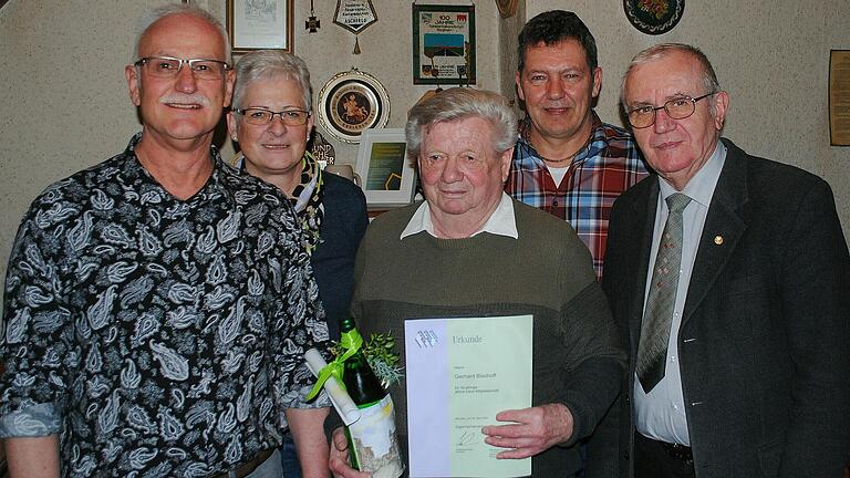 Das Ehrungsbild der Eigenheimervereinigung Schraudenbach:&nbsp;(von links) Reinhold Günther, Vorsitzender, Ulrike Klauer, Kassiererin, Gerd Bischoff, Jubilar, Robert Becker, Schriftführer, Georg Grembler, Landesvorstandsmitglied Eigenheimvereband Bayern.