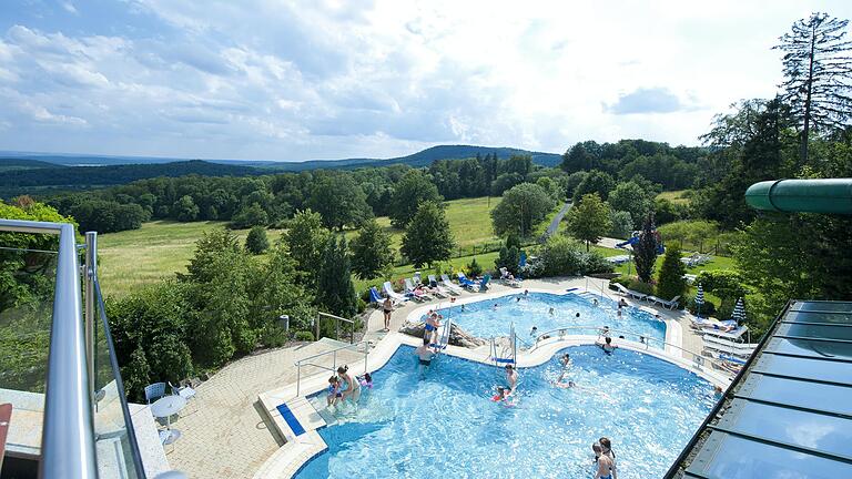 Ein Schwimmbad bietet Wellness: Im Rhön-Park-Hotel sind die Außenbecken seit zwei Wochen geöffnet, jedoch eingeschränkt. Die Lockerungen für Wellness-Einrichtungen sollen nun einen weiteren Schub für das 500-Betten-Haus bringen.&nbsp;