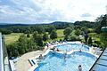 Ein Schwimmbad bietet Wellness: Im Rhön-Park-Hotel sind die Außenbecken seit zwei Wochen geöffnet, jedoch eingeschränkt. Die Lockerungen für Wellness-Einrichtungen sollen nun einen weiteren Schub für das 500-Betten-Haus bringen.&nbsp;