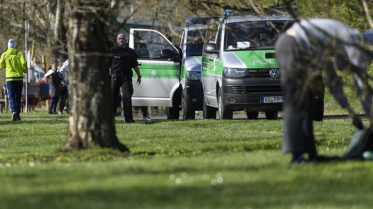 Treffen mit Freunden? Unter der harten Kontaksperre (hier ein Bild vom März vom Würzburger Mainufer) war dies nicht erlaubt.&nbsp;