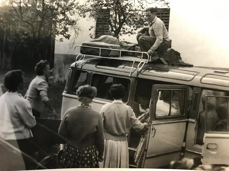 Ende der 1950er-Jahre. Ein Damenkränzchen geht auf Reisen. Andreas Danzberger verstaut das Gepäck noch auf dem Dach.