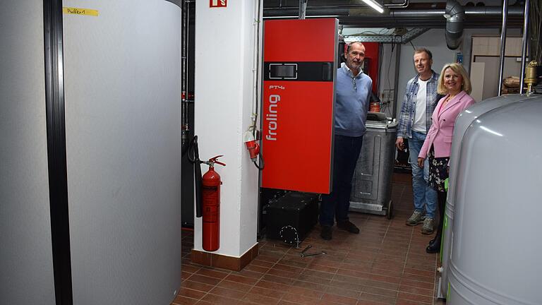 Im Keller des Landratsamts wurde in den vergangenen Monaten die Pelletheizung aufgebaut und installiert. Landrätin Tamara Bischof lässt sich die neue Pelletheizung von Kreisbaumeister Joachim Gattenlöhner (links) und Mitarbeiter Rainer Siebert, der den Heizungstausch koordiniert hat, zeigen. Im Keller des Landratsamts wurde in den vergangenen Monaten die Pelletheizung aufgebaut und installiert. Landrätin Tamara Bischof lässt sich die neue Pelletheizung von Kreisbaumeister Joachim Gattenlöhner (links) und Mitarbeiter Rainer Siebert, der den Heizungstausch koordiniert hat, zeigen.