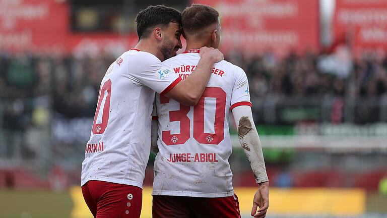 Bringen die Würzburger Kickers (im Bild: Dardan Karimani&nbsp; und Benyas Solomon Junge-Abiol) von der Auswärtspartie bei der SpVgg Unterhaching Punkte mit in die Domstadt?