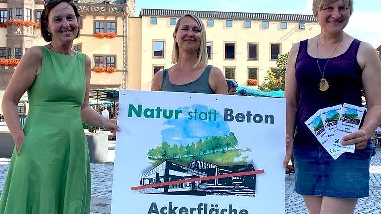 Kämpfen für den Erhalt von Ackerland und gegen Flächenfraß: (v.l.) Ulrike Schneider, Annette Klotzek und Kathrin May werben dafür, beim Bürgerentscheid am 8. Oktober in Schweinfurt den Neubau eines Einkaufszentrums mit Supermarkt, Discounter und Drogeriemarkt in Oberndorf zu verhindern. Kämpfen für den Erhalt von Ackerland und gegen Flächenfraß: (v.l.) Ulrike Schneider, Annette Klotzek und Kathrin May werben dafür, beim Bürgerentscheid am 8. Oktober in Schweinfurt den Neubau eines Einkaufszentrums mit Supermarkt, Discounter und Drogeriemarkt in Oberndorf zu verhindern.
