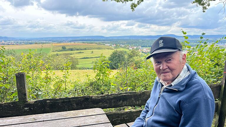 Der Wülflinger Franz Bögner zeigte dem Redakteur die schöne Aussicht, die Wandersleute vom Picknickplatz in Wülflingen haben. Der Wülflinger Franz Bögner zeigte dem Redakteur die schöne Aussicht, die Wandersleute vom Picknickplatz in Wülflingen haben.
