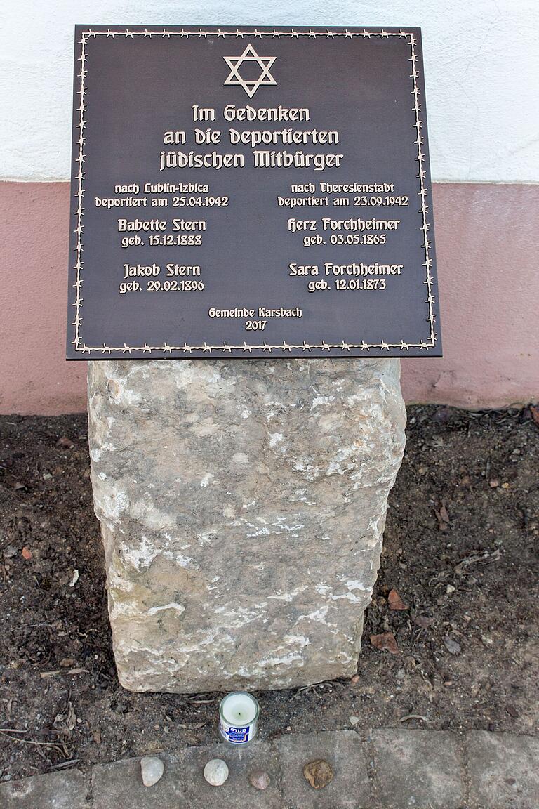 Bereits 2018 hatte die Gemeinde am Dorfplatz einen Gedenkstein mit Gedenktafel zur Erinnerung an die Deportation der jüdischen Mitbürger aus dem Ortsteil Heßdorf vorgestellt. Bereits 2018 hatte die Gemeinde am Dorfplatz einen Gedenkstein mit Gedenktafel zur Erinnerung an die Deportation der jüdischen Mitbürger aus dem Ortsteil Heßdorf vorgestellt.