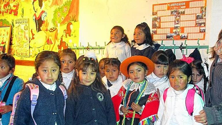 Immer viel Trubel: In der bolivianischen Mädchenschule Colegio Copacapana in der bolivianischen Stadt Potosi gab es viel zu tun. Hier sieht man Simone Stumpf mit einer der Klassen, die sie mitbetreute.