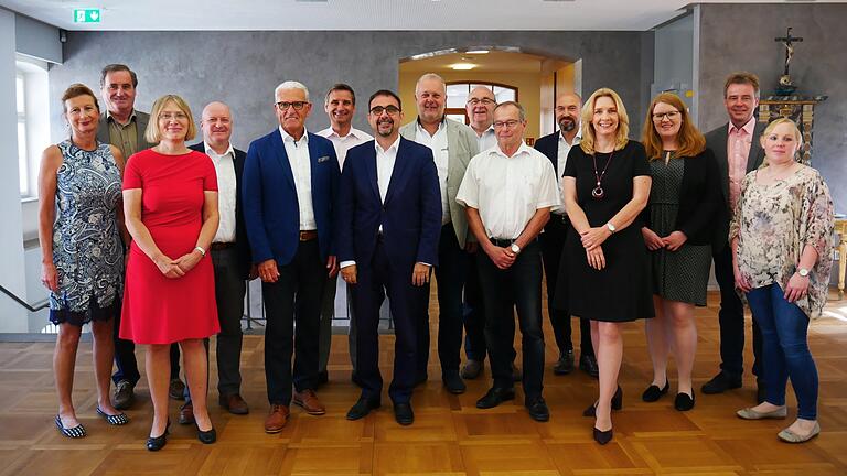 Ein Gruppenfoto bei der BHV-Vorstandssitzung im Alten Amtshaus mit Bürgermeister Bruno Altrichter (Fünfter von links) und dem BHV-Vorsitzenden Klaus Holetschek (rechts neben ihm).