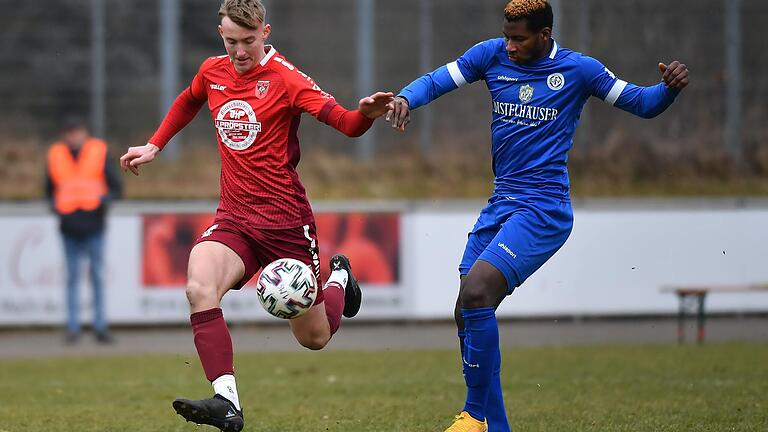 Stürmer Mohamed Conte (rechts) vom FV 04 Würzburg im Zweikampf mit&nbsp;Elias Meyer vom ASV Neumarkt: Conte erzielte beim 2:2 in Neumarkt sein neuntes Saisontor.