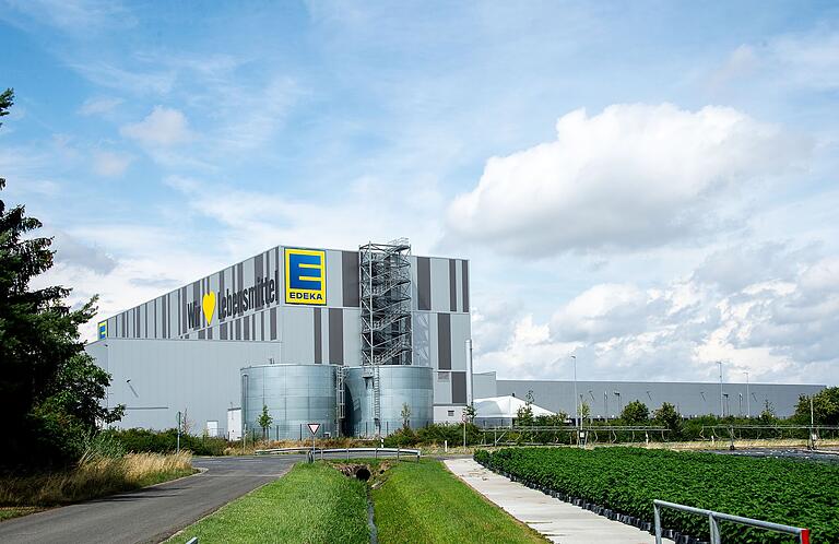 Die Zahl der Streikenden im Edeka-Zentrallager in Gochsheim (Lkr. Schweinfurt) steigt. Alleine aus der Gewerkschaft Verdi befinden sich mittlerweile 170 Mitglieder dort im Streik. Die Zahl der Streikenden im Edeka-Zentrallager in Gochsheim (Lkr. Schweinfurt) steigt. Alleine aus der Gewerkschaft Verdi befinden sich mittlerweile 170 Mitglieder dort im Streik.