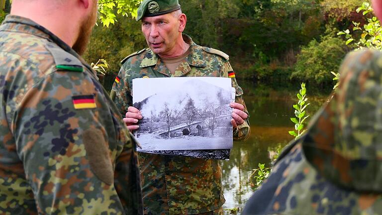 Historische Bilder veranschaulichten den Teilnehmern der militärhistorischen Weiterbildung, wie es hier im Jahr 1945 ausgesehen hat. Auf dem Foto ist die gesprengte Saalebrücke in Gemünden zu sehen. - Historische Bilder veranschaulichten den Teilnehmern der militärhistorischen Weiterbildung, wie es hier im Jahr 1945 ausgesehen hat. Auf dem Foto ist die gesprengte Saalebrücke in Gemünden zu sehen. Historische Bilder veranschaulichten den Teilnehmern der militärhistorischen Weiterbildung, wie es hier im Jahr 1945 ausgesehen hat. Auf dem Foto ist die gesprengte Saalebrücke in Gemünden zu sehen. - Historische Bilder veranschaulichten den Teilnehmern der militärhistorischen Weiterbildung, wie es hier im Jahr 1945 ausgesehen hat. Auf dem Foto ist die gesprengte Saalebrücke in Gemünden zu sehen.