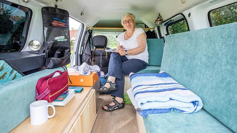 Charlotte Wahler in ihrem umgebauten Kleincamper.&nbsp;