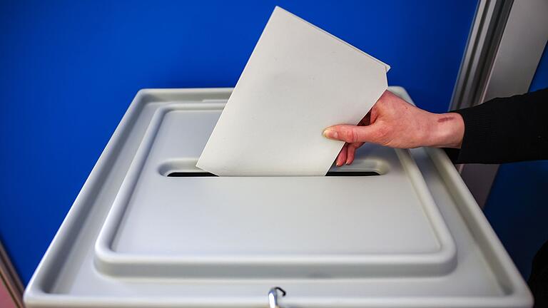 Wahlurne       -  In Sachsen, Thüringen und Brandenburg werden demnächst die Landtage neu gewählt. (Symbolfoto)