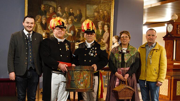 Sie holten die Trommel aus dem Germanischen Nationalmuseum zurück nach Sommerhausen (v.l.): stellvertretender Bürgermeister Stefan Diroll, vom Historischen Burschenverein Eric Baum, Vorsitzender Werner Schönig, Doris Bauer und Bürgermeister Wilfried Saak.