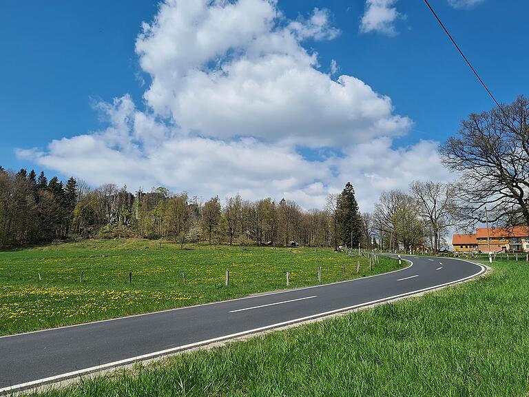 Versteckt sich nicht mehr im Wald: Die Felsformation ist nun auch von der Straße aus erkennbar.