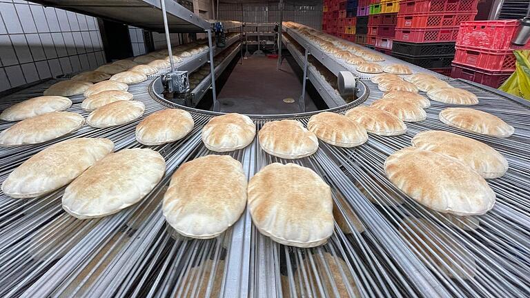 Um die 40.000 Fladenbrote produziert die syrische Bäckerei im Monat aktuell in Schweinfurt. Mit Inbetriebnahme der zweiten Produktionsstätte in Oberschwarzach sollen es dann 90.000 werden. Um die 40.000 Fladenbrote produziert die syrische Bäckerei im Monat aktuell in Schweinfurt. Mit Inbetriebnahme der zweiten Produktionsstätte in Oberschwarzach sollen es dann 90.000 werden.