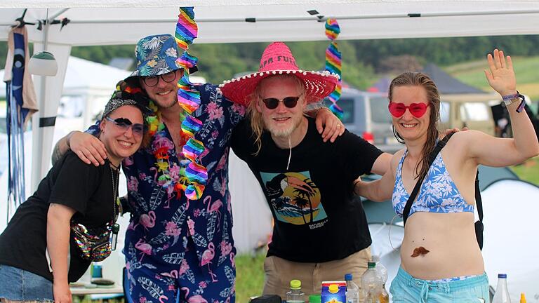 Wiedersehen auf dem 'Ab geht die Lutzi'-Festival (von links): Jule Dümler, Bernhard Kreft, Moritz Muthwill und Marlies Lünsmann trafen sich, um auf alte Zeiten anzustoßen. Wiedersehen auf dem 'Ab geht die Lutzi'-Festival (von links): Jule Dümler, Bernhard Kreft, Moritz Muthwill und Marlies Lünsmann trafen sich, um auf alte Zeiten anzustoßen.