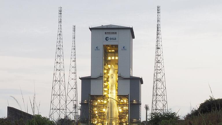 Ariane 6 vor dem geplanten Start ins All       -  Die Rakete ist 56 Meter hoch und 540 Tonnen schwer.