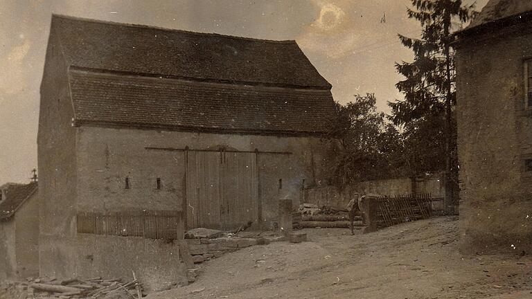 Die Zehntscheune in Steinfeld, von der heute nur noch die Grundmauern stehen, wurde 1627 vom Kloster Neustadt errichtet. Es war ein mächtiges Gebäude, ursprünglich aus Holz, später in Stein gebaut. Das Gebäude war jahrhundertelang ein Symbol für den Herrschaftsanspruch der Zehntherren. Heute erinnern nur noch die Grundmauern und die originale Bautafel an das historische Gebäude. Die Zehntscheune in Steinfeld, von der heute nur noch die Grundmauern stehen, wurde 1627 vom Kloster Neustadt errichtet. Es war ein mächtiges Gebäude, ursprünglich aus Holz, später in Stein gebaut. Das Gebäude war jahrhundertelang ein Symbol für den Herrschaftsanspruch der Zehntherren. Heute erinnern nur noch die Grundmauern und die originale Bautafel an das historische Gebäude.