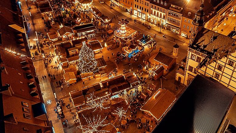 Drohnenaufnahme des Weihnachtsmarktes 2019 auf dem Schweinfurter Marktplatz. Drohnenaufnahme des Weihnachtsmarktes 2019 auf dem Schweinfurter Marktplatz.