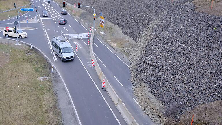 Verkehrsteilnehmerinnen und -teilnehmer können aktuell nur in Richtung Bad Königshofen die B279 an der betroffenen Stelle befahren.